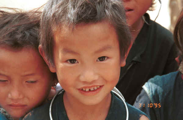 Jpeg 21K Young Black Hmong girl with her school mates outside their school in the hills around Sa Pa, Lao Cai Province 9510J14.JPG