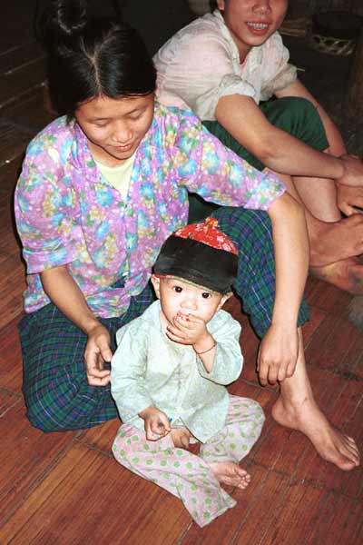 Jpeg 34K 9511A03 Luong village, Lao Cai province in 1995 shortly after leaving Sa Pa for the town of Lao Cai.