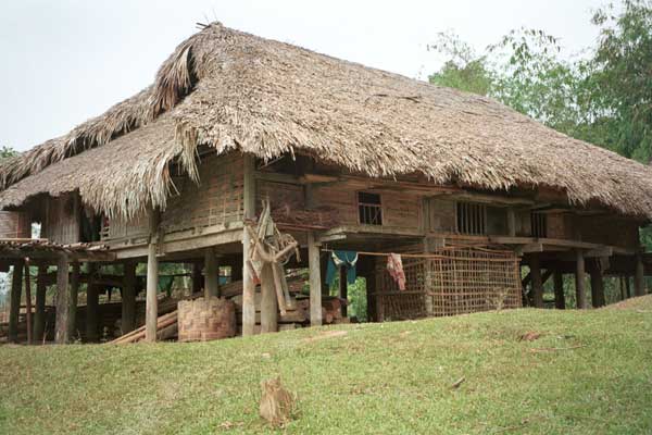 Jpeg 42K 9511A07 A house in Luong village on the road from Sa Pa to Lao Cai town, Lao Cai province. 