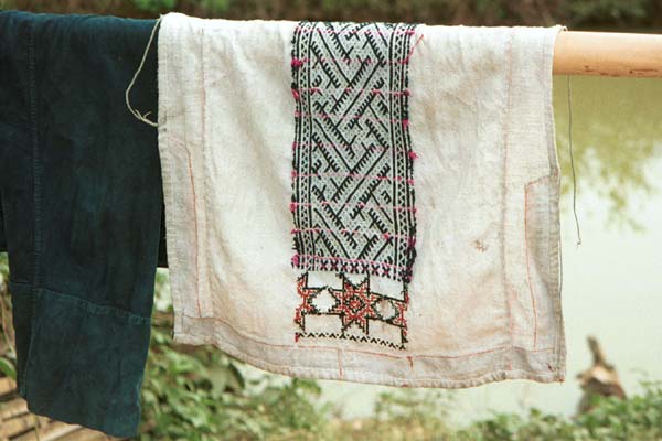 Jpeg 37K 9511A10 Dao Quan Trang woman's bodice hanging out to dry and showing the reverse side of the embroidery with the characteristic stars at the base. The background fabric is probably cottton. Luong village on the road from Sa Pa to Lao Cai town, Lao Cai province. 