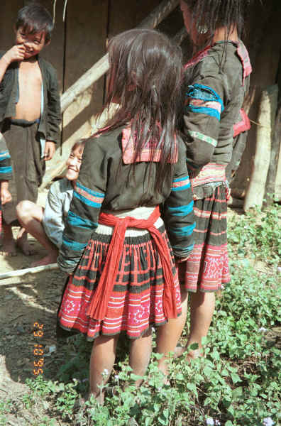 Red Hmong children in a village in Lai Chau province, northern Vietnam 9510f36.jpg