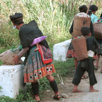 Jpeg 56K 9510A27  Flowery Hmong group by the side of the road from Moc Chau to Son La in Son La Province.  Their dress shows little influence of the use of imported trimmings from China and the skirt has far more wax resist than groups seen further north especially thosein Lao Cai Province.