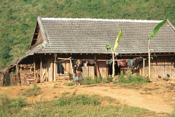 Jpeg 45K  9510G18 Washing hanging out to dry outside a Flowery Hmong house in small road-side village near Phong Tho (Phong Thanh) in Lai Chau Province. 