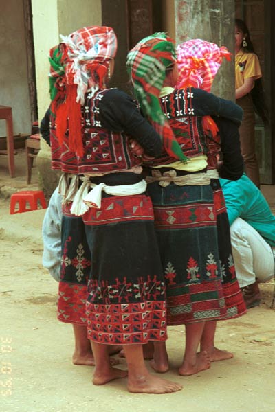 47K Jpeg 9510I18 Four Phula, Xa Pho girls in Sa Pa, Lao Cai Province, north west Vietnam. Note the wool embroidery on the blouse and skirts with Jacob's tear seeds on the blouses. 