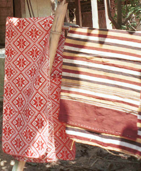 Southern White Thai (Tai Dam) cloth for blankets or pha lai or, in this case as it is red, it may be called pha daang Ban Lac village, Mai Chau District in Hoa Binh Province near the border with the north-western part of Thanh Hoa Province in north west Vietnam 9510A22.JPG